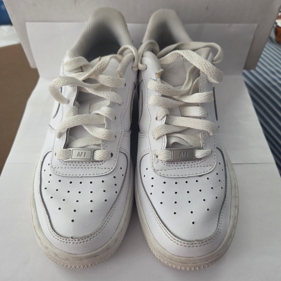 Nike Kids White Sneakers - Picture 1 of 8